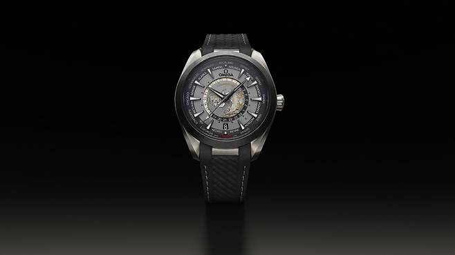 가볍고 피부 자극이 적은 티타늄으로 케이스를 만든 씨마스터 아쿠아 테라 월드타이머 [사진 오메가]