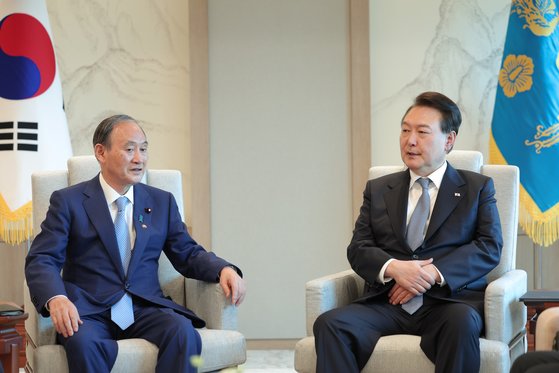 윤석열 대통령이 지난달 31일 용산 대통령실 청사에서 스가 요시히데 전 일본 총리를 접견하고 있다. 사진 대통령실
