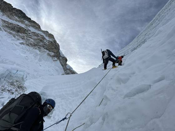 한인석 이사장이 에베레스트 캠프3에서 캠프4로 가는 빙벽을 오르고 있다. [사진 한인석]