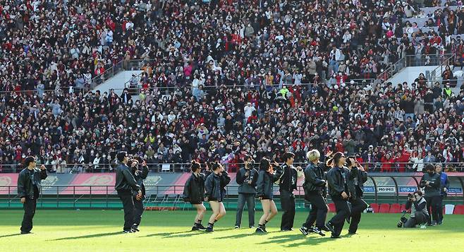 Lim Young-woong and his dancers perform during halftime in the K League 1 FC Seoul vs. Daegu FC match held at the Seoul World Cup Stadium on April 8. (Yonhap)