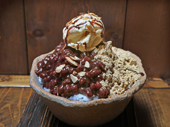 Ppat bingsu (shaved ice with red bean) at Coffee Happy in Bundang, Gyeonggi [PARK SANG-MOON]