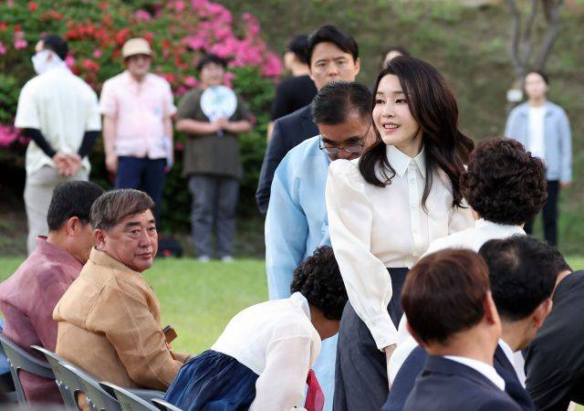 김건희 여사가 9일 오후 충남 서천군 한산모시관 이음무대에서 열린 제33회 한산모시문화제 개막식에 입장하고 있다. 연합뉴스