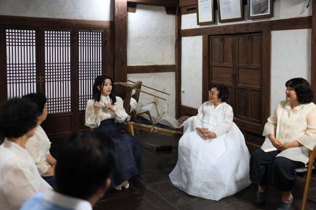 김건희 여사가 9일 오후 충남 서천군 한산모시관에서 무형문화재 전승 교육사, 이수자 등 관계자들과 간담회를 하고 있다. 대통령실 제공