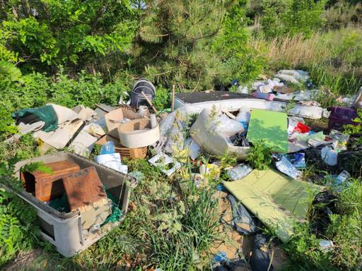 7일 오전 인천 중구 운북동 779의1에 대형폐기물 등이 버려져있다. 박주연기자