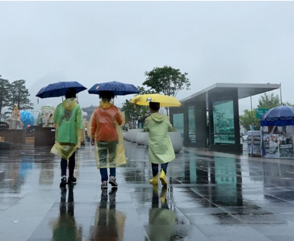 아이들이 우산을 쓰고 거리를 걷고 있다. /사진=연합뉴스