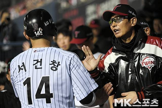 염경엽 LG 감독(오른쪽)이 홈을 밟은 서건창을 환영하고 있다.     사진=천정환 기자