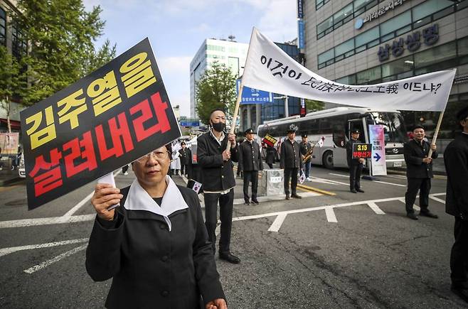 [서울=뉴시스] 정병혁 기자 = 18일 서울 강북구청 인근 도로에서 열린 제11회 4.19혁명 국민문화제에서 시민 및 관계자들이 1960 거리 재현 퍼레이드를 하고 있다. 2023.04.18.