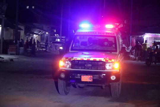 이슬람 주의자 알 샤바브 (Al-Shabaab) 그룹이 9일  소말리아의 수도 모가디슈에있는 호텔을 공격해 구급차가 긴급출동하고 있다. AFP／연합뉴스