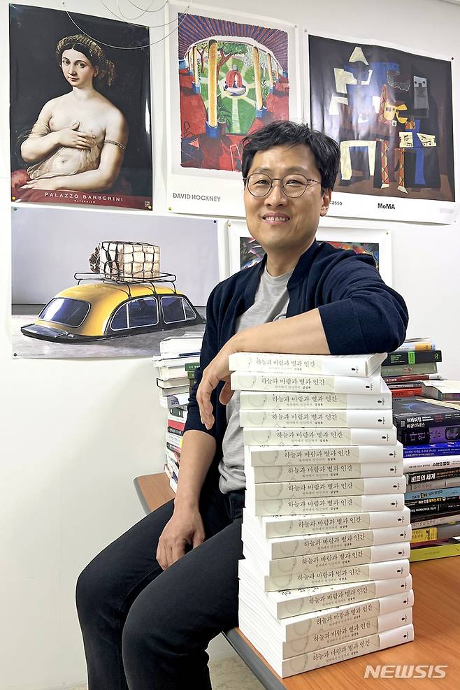 [서울=뉴시스] 박진희 기자 = 김상욱 경희대 물리학과 교수가 지난 1일 서울 동대문구 경희대 서울캠퍼스 스페이스21 교수실에서 인터뷰를 하고 있다. '다정한 물리학자' 김상욱 교수는 물리학의 경계를 뛰어넘어 원자에서 인간까지 세상 모든 존재들에 대해 세밀하게 이야기한 신간 '하늘과 바람과 별과 인간'을 출간했다. 2023.06.10. pak7130@newsis.com