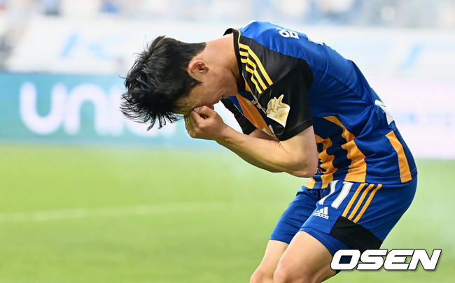 [OSEN=울산, 이석우 기자] 10일 울산 문수축구경기장에서 하나원큐 K리그1 2023 울산 현대와 제주 Utd의 경기가 열렸다.  울산 현대 엄원상이 후반 골을 성공시키고 기뻐하고 있다. 2023.06.10 / foto0307@osen.co.kr