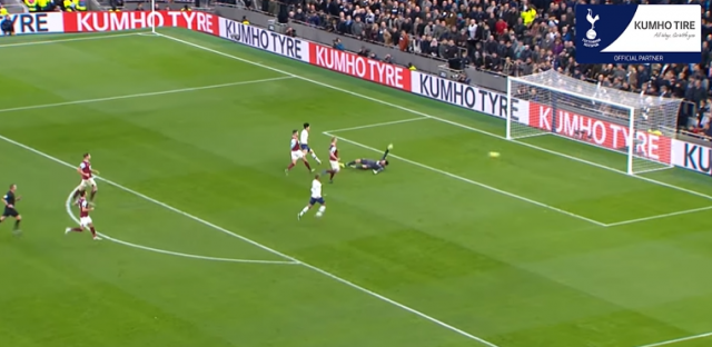 토트넘 훗스퍼 소속 손흥민 선수가 2019년 번리와의 경기에서 70미터 넘는 거리를 질주하며 골을 넣고 있다. 골을 넣는 순간 경기장에 금호타이어 광고가 송출되고 있다. 사진 제공=금호타이어
