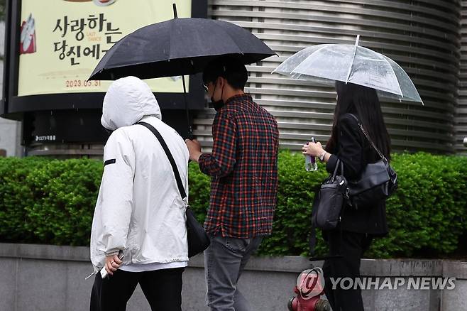 비 내리는 서울 (서울=연합뉴스) 비가 내린 18일 오후 서울 시내에서 시민들이 우산이나 겉옷 모자를 쓰고 걷고 있다. 2023.5.18 [연합뉴스 자료사진]