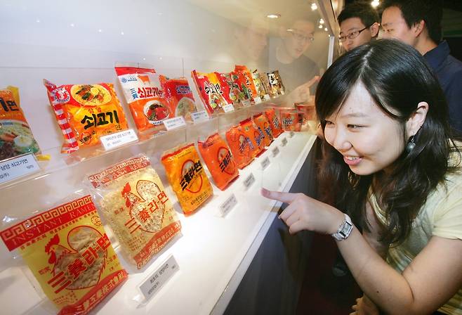 라면 포장지 디자인 변화. 2006년 [연합뉴스 자료사진]