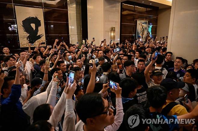 10일 아르헨티나 대표팀 숙소에 모인 중국 축구팬들 (AFP.연합뉴스)