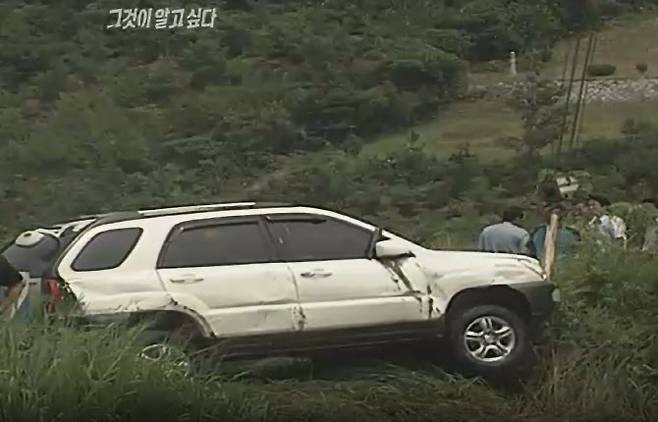 저수지에 빠진 A씨 차량 인양 당시 모습. A씨 시신은 차량 운전석에서 안전벨트를 맨 상태로 발견됐다. (사진=SBS ‘그것이 알고 싶다’ 893회 갈무리)