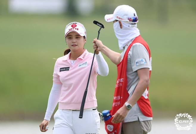 최혜진이 지난 4일 KLPGA 투어 롯데오픈 최종 4라운드에서 퍼터를 들고 캐디와 버디 기쁨을 나누고 있다.(사진=KLPGA 제공)