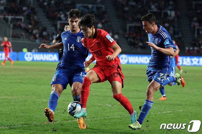 8일(현지시간) 아르헨티나 라플라타 라플라 스타디움에서 열린 'FIFA U-20 월드컵 아르헨티나 2023' 준결승전 한국과 이탈리아의 경기에서 배준호가 상대수비를 피해 돌파하고 있다. 2023.6.9/뉴스1 ⓒ News1 이승배 기자