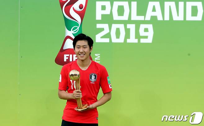 U-20 축구대표팀 이강인 선수가 16일 오전(한국시간) 폴란드 우치 스타디움에서 열린 '2019 국제축구연맹(FIFA) U-20 월드컵' 결승전 대한민국과 우크라이나의 경기에서 3:1로 패하며 준우승을 차지한 가운데 골든볼을 수상한 후 포즈를 취하고 있다. 2019.6.16/뉴스1 ⓒ News1 박정호 기자