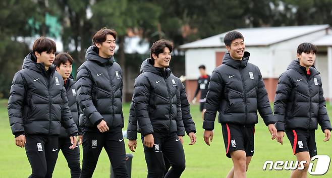 김은중 감독이 이끄는 한국 20세 이하(U-20) 월드컵 축구대표팀이 9일(현지시간) 아르헨티나 라플라타 하워드 존슨 호텔 인근 훈련장에서 회복훈련에 앞서 걸으며 몸을 풀고 있다. 2023.6.10/뉴스1 ⓒ News1 이승배 기자