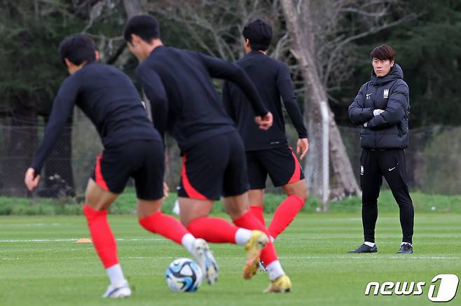 김은중 한국 20세 이하(U-20) 월드컵 축구대표팀 감독이 10일(현지시간) 아르헨티나 라플라타 에스탄시아 치카 훈련장에서 선수들의 훈련을 지켜보고 있다. 2023.6.11/뉴스1 ⓒ News1 이승배 기자