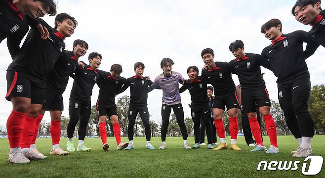 한국 20세 이하(U-20) 월드컵 축구대표팀이 10일(현지시간) 아르헨티나 라플라타 에스탄시아 치카 훈련장에서 훈련을 마치고 선전을 다짐하고 있다. 2023.6.11/뉴스1 ⓒ News1 이승배 기자