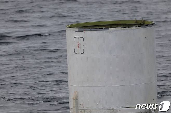 지난달 31일 서해 어청도 서방 200여㎞ 해상에 낙하한 북한이 주장하는 '우주 발사체'의 일부로 추정되는 물체. (합동참모본부 제공) 2023.5.31/뉴스1