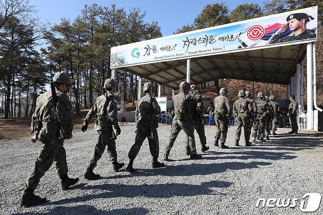 경북 경산시 예비군훈련장에서 예비군들이 사격훈련을 위해 교육장으로 이동하고 있다. 2023.3.2/뉴스1 ⓒ News1 공정식 기자