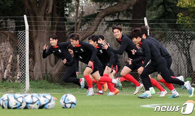 한국 20세 이하(U-20) 월드컵 축구대표팀이 10일(현지시간) 아르헨티나 라플라타 에스탄시아 치카 훈련장에서 훈련을 하고 있다. 2023.6.11/뉴스1 ⓒ News1 이승배 기자