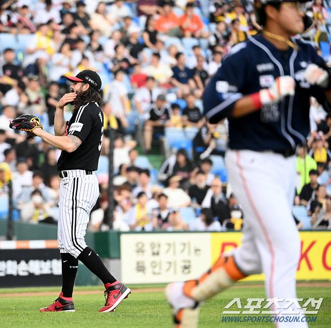 2회말 한화 채은성을 사구로 내보낸 켈리. 대전=허상욱 기자 wook@sportschosun.com