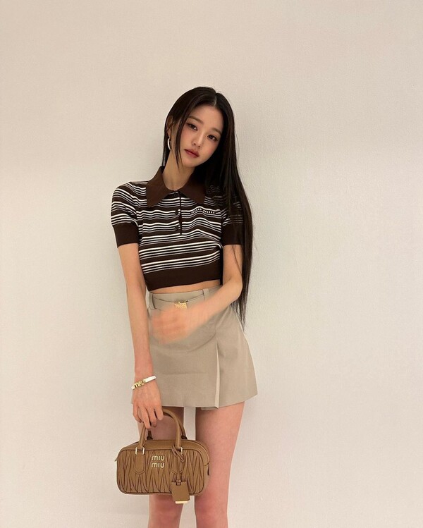 Group IVE Jang Won-young showed off his innocence.Jang Won-young released several photos of her wearing a mini skirt on her instagram on the 11th.In the photo, Jang Won-young made a chic look wearing a cropped knit and a super-mini skirt.He boasted a doll-like visual with a ratio of 10 to the long straight hair down to the waist.The endlessly long legs and unrealistic proportions drew particular attention.On the other hand, IVE, which Jang Won-young belongs to, released his first album Wave in Japan on the 31st of last month.Wave topped the weekly album rankings on the 12th Japan Oricon chart.