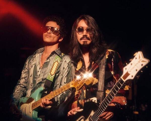 브루노 마스와 공연 중인 마테우스 아사토 [사진=마테우스 아사토 인스타그램]