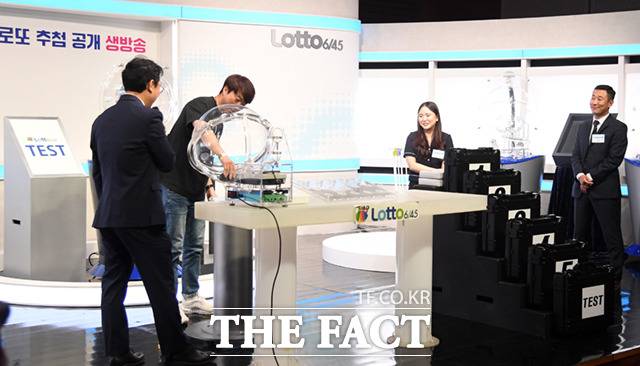 추첨볼 둘레와 무게 측정을 마친 이후 또 다른 참관인이 5개의 추첨볼 세트 중 이날 쓰일 세트 번호를 뽑고 있다.