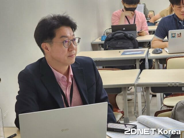 인공지능과 서비스 세션에서 좌장을 맡은 김남규 국민대 교수가 발표를 경청하고 있다.