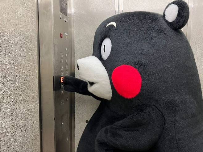 출근 중인 구마모토현 캐릭터 쿠마몬의 모습.(사진출처=쿠마몬 공식 홈페이지)