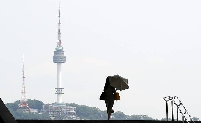 11일 일요일은 수도권과 충남, 강원에 오전 중 가끔 비가 오는 곳이 있고, 중부 지방 및 전라권, 경상권에는 소나기가 내리는 곳이 있다./뉴스1