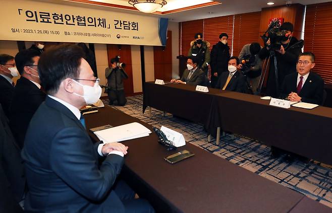 조규홍 보건복지부 장관이 26일 오후 서울 중구 코리아나호텔에서 열린 '의료현안협의체 간담회'에서 이필수 대한의사협회장의 발언을 듣고 있다./뉴스1