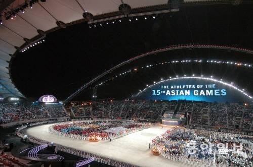 카타르는 2006년 아시안게임을 아랍 국가 중 처음 유치했다. 그리고 2030년 아시안게임도 유치해 아랍 국가, 나아가 중동 국가 중 유일하게 이 대회를 두 번 개최하는 나라가 됐다. 사진은 ‘2006 아시안게임 개막식’. 동아일보 DB