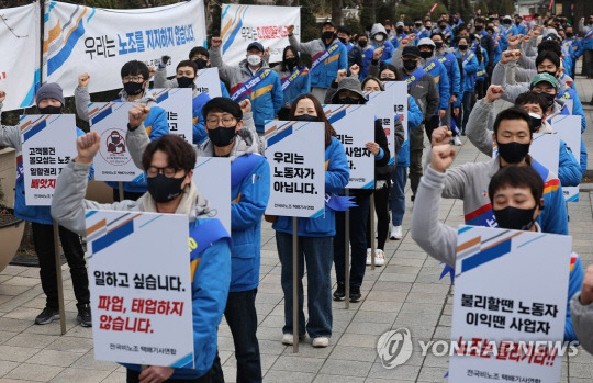 지난 2022년 2워13일 오후 서울 여의도 국회 앞에서 '전국 비노조 택배기사연합' 소속 기사들이 집회를 열고 민주노총 전국택배노동조합 CJ대한통운본부의 파업 중단을 촉구하는 구호를 외치고 있다. 이들은 택배기사가 피고용 노동자가 아닌 개인사업자 지위로서, 민주노총 택배노조의 파업 강요에 동의하거나 지지하지 않는다고 밝혔다.<연합뉴스 사진>