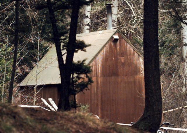 1996년 4월 6일 미국 몬태나주 링컨카운티 숲에 있는 테드 카진스키의 오두막 전경. 링컨카운티=AP 연합뉴스