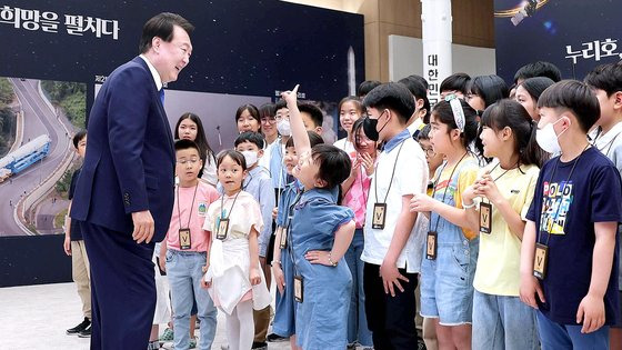 지난 5월 24일 한국형 발사체 누리호(KSLV-Ⅱ)의 3차 발사를 함께 시청하기 위해 대통령실로 초대한 학생들과 대화하는 윤석열 대통령. 사진 대통령실