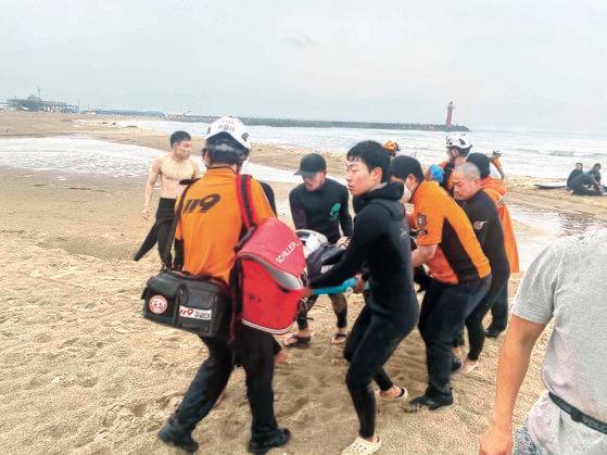 10일 오후 5시33분쯤 강원 양양군 강현면 전진리 설악해변에서 벌어진 낙뢰사고로 20~40대 남성 6명이 다치는 사고가 났다. 사진 강원소방본부