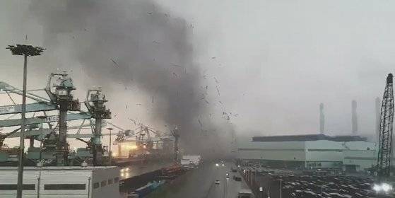 2019년 3월 충남 당진시 송악읍 현대제철 당진공장 제품 출하장 슬레이트 지붕이 토네이도급 강풍에 에 휩쓸려 부두 쪽으로 날아가고 있다. 연합뉴스