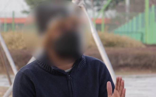 외국인 노동자 무라드(가명) 씨가 기자에게 두 달 치 임금을 떼인 사연을 설명하고 있다.