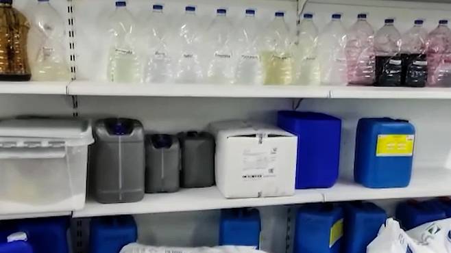 ‘미스터 사이다’ 제조시설에서 발견된 정체 불명의 액체들 (사진 출처:러시아 내무부)