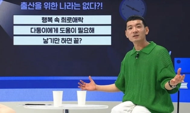 지난 3일 JTBC 뉴스룸 '뉴썰' 코너에 출연해 정부의 저출산 대책을 비판한 코미디언 정성호씨. 이재명 더불어민주당 대표는 11일 "하나 낳고 보니 키워볼 만하다는 생각이 들어야 둘째, 셋째도 낳을 수 있다는 정성호님의 말씀에 너무도 공감한다"고 밝혔다.  /JTBC 방송화면 캡쳐