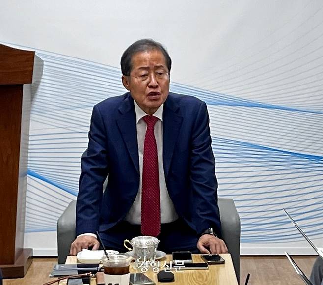 홍준표 대구시장이 지난달 30일 대구시청 동인청사 기자실을 찾아 기자들의 질문에 답하고 있다. 백경열 기자