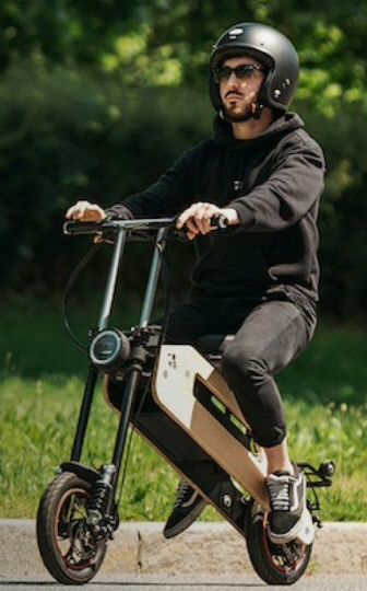 이탈리아 기업 레이노바가 개발한 전기 오토바이 ‘투무브’를 한 남성이 운전하고 있다. 부품 대부분은 재활용 가능한 소재로 이뤄져 있다. 레이노바 제공
