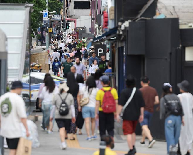 다시 북적이는 거리 시민들이 11일 오후 서울 용산구 이태원1동 거리를 지나고 있다. 서울시는 이태원1동의 5월 유동인구가 이태원 참사 직전인 지난해 10월 4주차 대비 75.6% 수준까지 회복했다고 이날 밝혔다. 연합뉴스