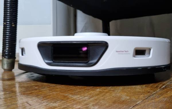 로보락 S7 Max Ultra가 마루 바닥을 청소하고 있다. 카메라에서 적외선이 나오고 있다. 정옥재 기자