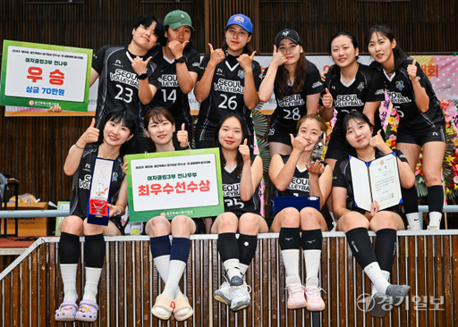 여자클럽3부(전나무) 우승팀 ‘서울배구클럽’이 시상식 후 기념 촬영을 하고 있다. 윤원규기자